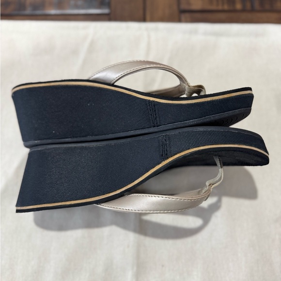 OluKai Pi'o Lua Wedge Thong Flip Flops. Gold/Black. Size 7 - Picture 3 of 6